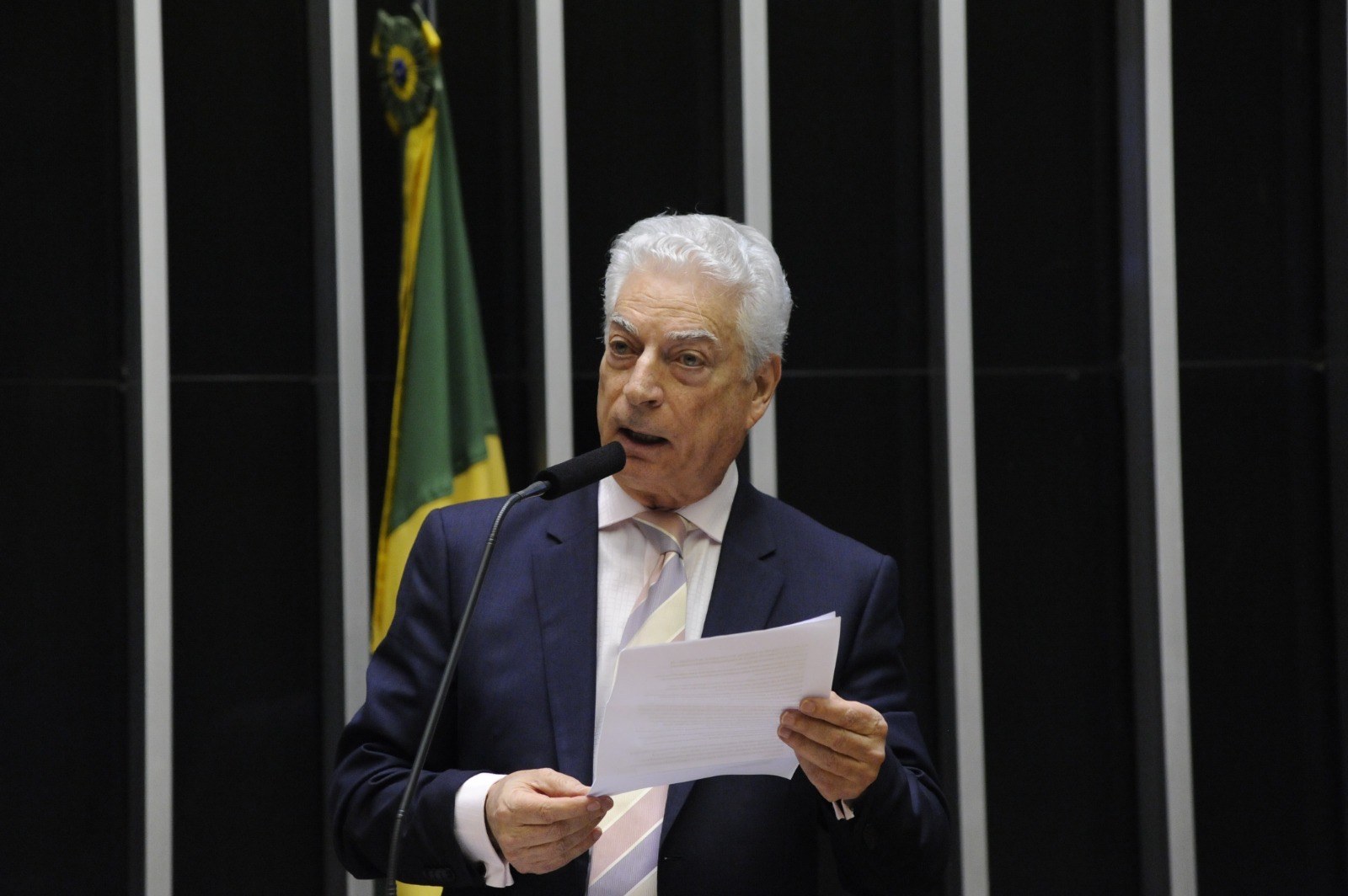 Miguel Abuhab discursando na tribuna da Câmara dos Deputados